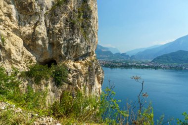 Ponale yolu, Garda Gölü, Trentino, İtalya, Ledro Vadisi 'ndeki eski yoldan yapılmıştır. Riva del Garda Manzarası