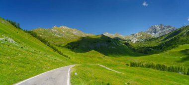 Yaz mevsiminde İtalya 'nın Lombardiya bölgesindeki Brescia eyaletinde Crocedomini geçidi boyunca uzanan dağ manzarası..