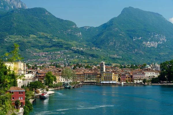 位于意大利特伦蒂诺Garda湖上的Ponale之路 是由Ledro山谷的旧路建造的 Riva Del Garda视图 — 图库照片