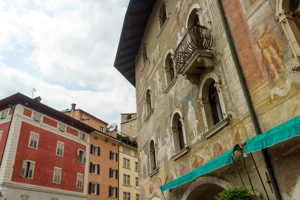 Trento Trentino Alto Adige Itálie Malovaná Fasáda Historických Budov Katedrálním — Stock fotografie