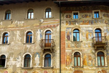 Trento, Trentino Alto Adige, İtalya: Katedral meydanındaki tarihi binaların ön cephesi