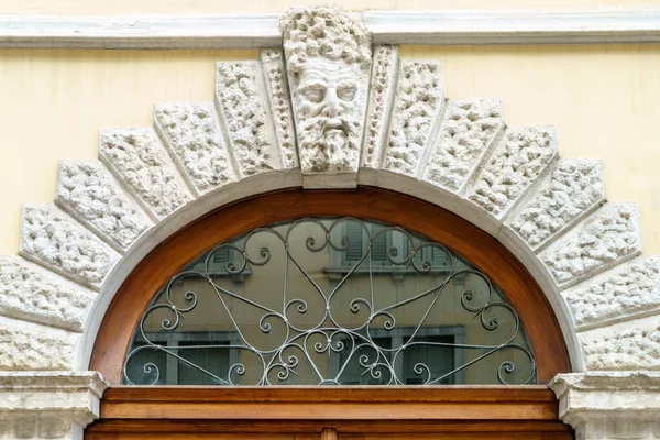 トレント トレンティーノ アルト アディジェ イタリア 中心部の歴史的な建物 ドアの詳細 — ストック写真