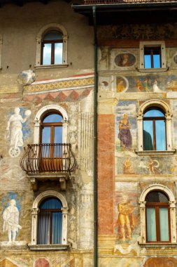 Trento, Trentino Alto Adige, İtalya: Katedral meydanındaki tarihi binaların ön cephesi
