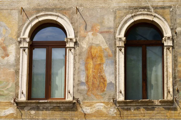 トレント トレンティーノ アルト アディジェ イタリア 大聖堂広場の歴史的建造物のファサードを描いた — ストック写真