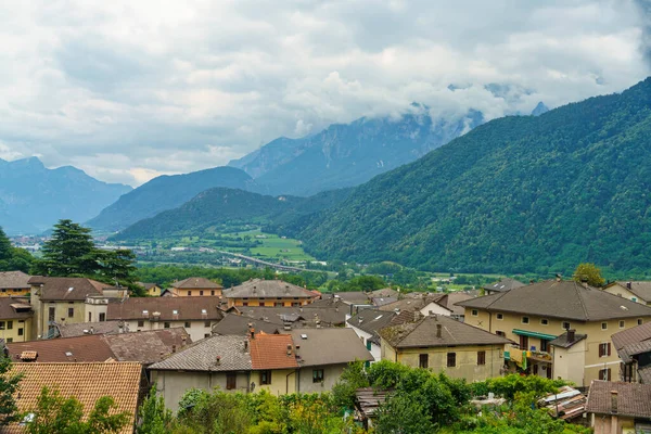 夏季意大利Trentino Alto Adige Trento省历史名村Roncegno的住房 — 图库照片