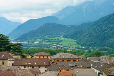 Roncegno 'nun Evleri, Trento eyaletinin tarihi köyü, Trentino Alto Adige, İtalya, yazın