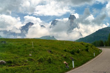 Yaz aylarında Dolomitlerin dağ manzarası Rolle Pass, Trento, Trentino Alto Adige, İtalya
