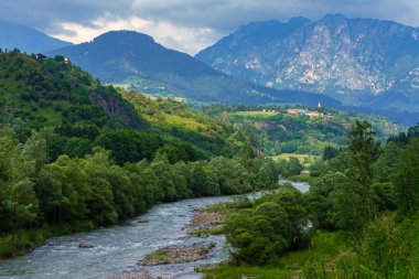 Yaz aylarında, Fiemme Vadisi 'nin, Dolomitler' in, Trentino 'nun, Alto Adige' in bisiklet yolu boyunca uzanan dağ manzarası.