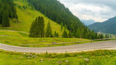 Yazın Manghen geçidi boyunca uzanan dağ manzarası, Trento, Trentino Alto Adige, İtalya