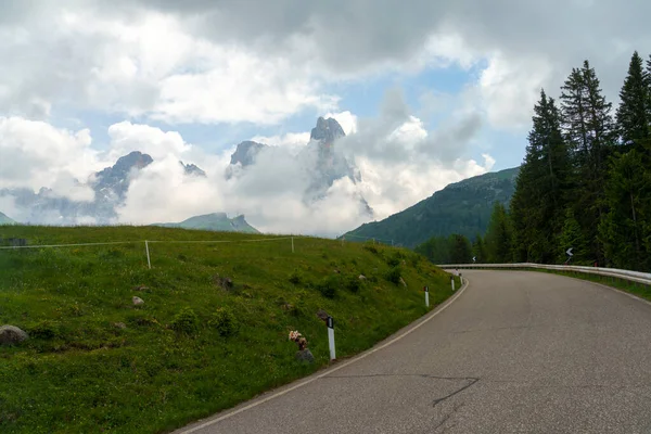 Paisagem Montanhosa Dolomitas Verão Longo Estrada Para Rolle Pass Trento — Fotografia de Stock