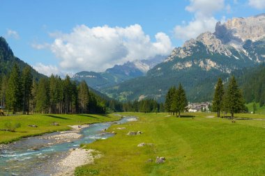 Moena 'dan Canazei' ye, Trento 'ya, Trentino Alto Adige, İtalya' ya, Fassa Vadisi 'nin bisiklet yolu boyunca yaz aylarında Dolomitlerin dağ manzarası