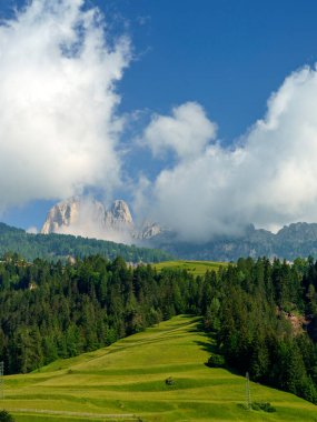 Moena 'dan Canazei' ye, Trento 'ya, Trentino Alto Adige, İtalya' ya, Fassa Vadisi 'nin bisiklet yolu boyunca yaz aylarında Dolomitlerin dağ manzarası