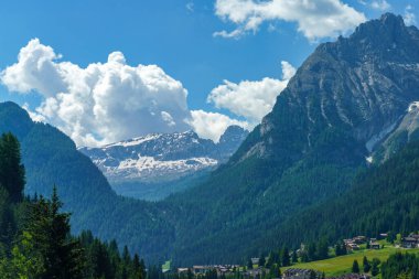 Yazın Pordoi geçidi boyunca uzanan dağ manzarası, Dolomitler, Trentino Alto Adige, İtalya