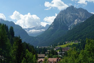 Yazın Pordoi geçidi boyunca uzanan dağ manzarası, Dolomitler, Trentino Alto Adige, İtalya