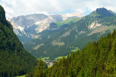 Yazın Pordoi geçidi boyunca uzanan dağ manzarası, Dolomitler, Trentino Alto Adige, İtalya