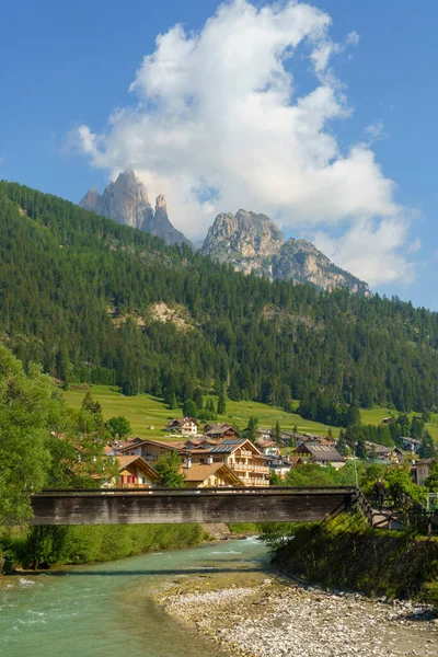 MoenaからCanazei Trento Trentino Alto Adige イタリアのファッサ渓谷の自転車道に沿って夏のドロマイトの山の風景 — ストック写真