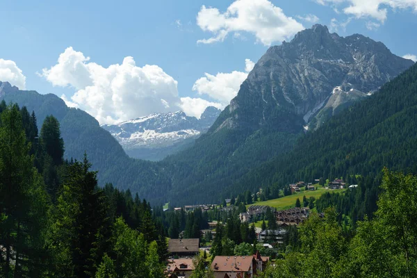 Paisagem Montanhosa Verão Longo Estrada Para Pordoi Pass Dolomites Trentino — Fotografia de Stock