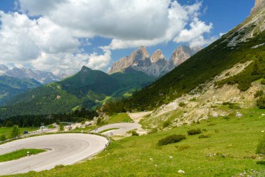 Yazın Pordoi geçidi boyunca uzanan dağ manzarası, Dolomitler, Trentino Alto Adige, İtalya
