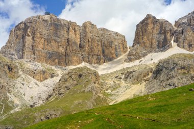 Yazın Pordoi geçidi boyunca uzanan dağ manzarası, Dolomitler, Trentino Alto Adige, İtalya