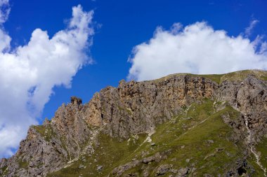 Yazın Pordoi geçidi boyunca uzanan dağ manzarası, Dolomitler, Trentino Alto Adige, İtalya