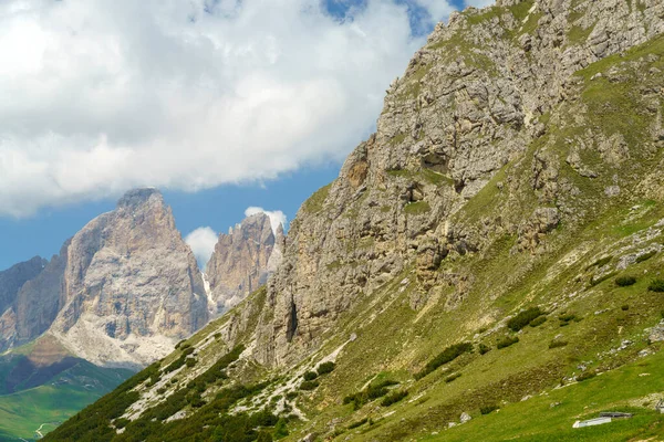 Yazın Pordoi Geçidi Boyunca Uzanan Dağ Manzarası Dolomitler Trentino Alto — Stok fotoğraf