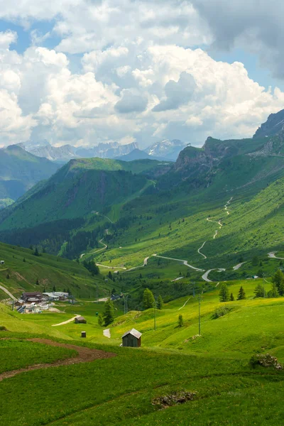 Yazın Pordoi geçidi boyunca uzanan dağ manzarası, Dolomitler, Trentino Alto Adige, İtalya