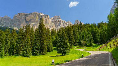 Yazın Pordoi geçidi boyunca uzanan dağ manzarası, Dolomitler, Trentino Alto Adige, İtalya