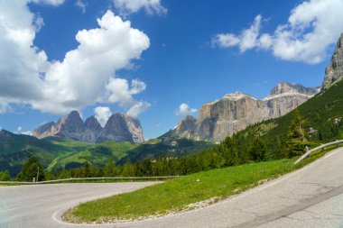 Yazın Pordoi geçidi boyunca uzanan dağ manzarası, Dolomitler, Trentino Alto Adige, İtalya