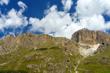 Yazın Pordoi geçidi boyunca uzanan dağ manzarası, Dolomitler, Trentino Alto Adige, İtalya