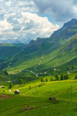 Yazın Pordoi geçidi boyunca uzanan dağ manzarası, Dolomitler, Trentino Alto Adige, İtalya