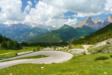 Yazın Pordoi geçidi boyunca uzanan dağ manzarası, Dolomitler, Trentino Alto Adige, İtalya