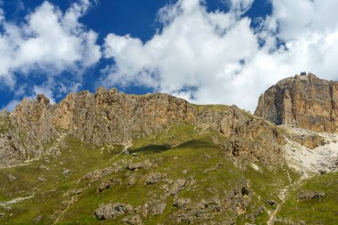 Yazın Pordoi geçidi boyunca uzanan dağ manzarası, Dolomitler, Trentino Alto Adige, İtalya