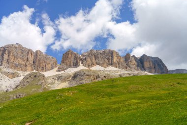 Yazın Pordoi geçidi boyunca uzanan dağ manzarası, Dolomitler, Trentino Alto Adige, İtalya