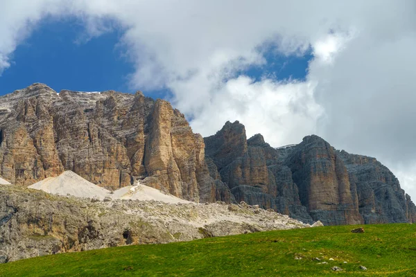 Krajobraz Górski Lecie Wzdłuż Drogi Przełęczy Pordoi Dolomity Trentino Alto — Zdjęcie stockowe