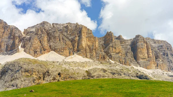 Yazın Pordoi Geçidi Boyunca Uzanan Dağ Manzarası Dolomitler Trentino Alto — Stok fotoğraf