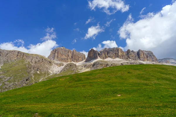 Yazın Pordoi Geçidi Boyunca Uzanan Dağ Manzarası Dolomitler Trentino Alto — Stok fotoğraf