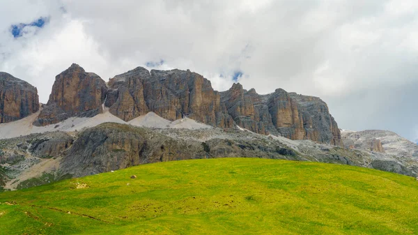 Yazın Pordoi Geçidi Boyunca Uzanan Dağ Manzarası Dolomitler Trentino Alto — Stok fotoğraf