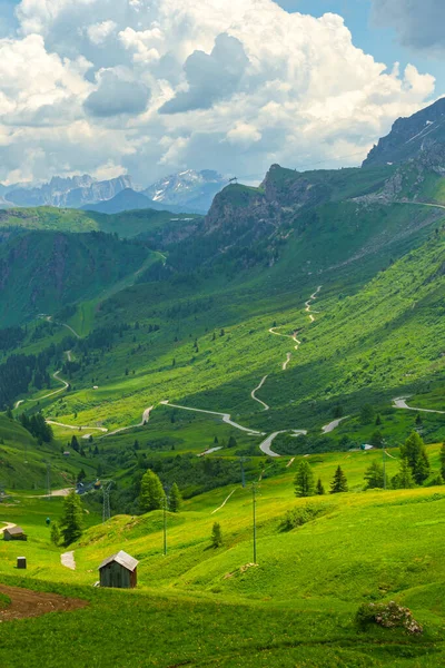 Yazın Pordoi geçidi boyunca uzanan dağ manzarası, Dolomitler, Trentino Alto Adige, İtalya