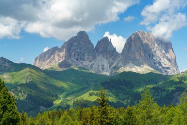 Yazın Pordoi geçidi boyunca uzanan dağ manzarası, Dolomitler, Trentino Alto Adige, İtalya