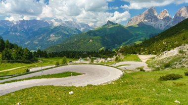 Yazın Pordoi geçidi boyunca uzanan dağ manzarası, Dolomitler, Trentino Alto Adige, İtalya