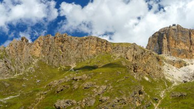 Yazın Pordoi geçidi boyunca uzanan dağ manzarası, Dolomitler, Trentino Alto Adige, İtalya