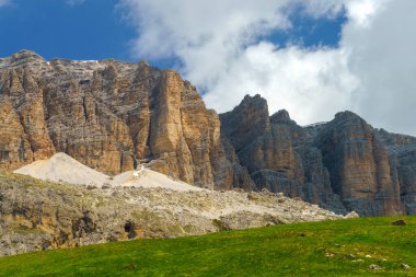 Yazın Pordoi geçidi boyunca uzanan dağ manzarası, Dolomitler, Trentino Alto Adige, İtalya