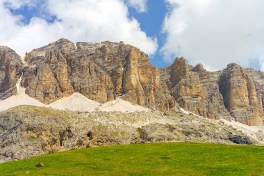 Yazın Pordoi geçidi boyunca uzanan dağ manzarası, Dolomitler, Trentino Alto Adige, İtalya