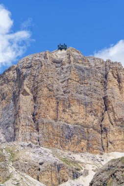 Yazın Pordoi geçidi boyunca uzanan dağ manzarası, Dolomitler, Trentino Alto Adige, İtalya