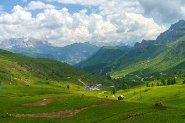 Yazın Pordoi geçidi boyunca uzanan dağ manzarası, Dolomitler, Trentino Alto Adige, İtalya