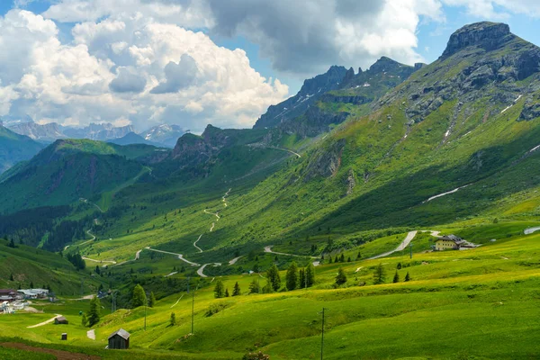 Yazın Pordoi geçidi boyunca uzanan dağ manzarası, Dolomitler, Trentino Alto Adige, İtalya