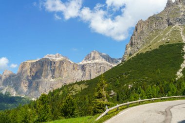 Yazın Pordoi geçidi boyunca uzanan dağ manzarası, Dolomitler, Trentino Alto Adige, İtalya