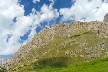 Yazın Pordoi geçidi boyunca uzanan dağ manzarası, Dolomitler, Trentino Alto Adige, İtalya