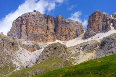 Yazın Pordoi geçidi boyunca uzanan dağ manzarası, Dolomitler, Trentino Alto Adige, İtalya