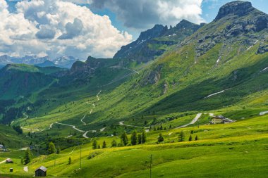 Yazın Pordoi geçidi boyunca uzanan dağ manzarası, Dolomitler, Trentino Alto Adige, İtalya